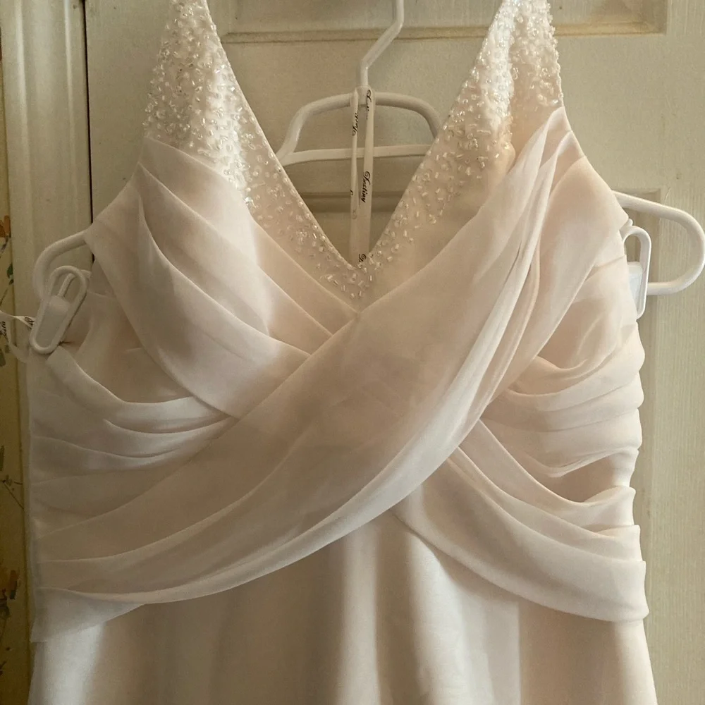 Beautiful halter top wedding dress - Picture 1 of 13